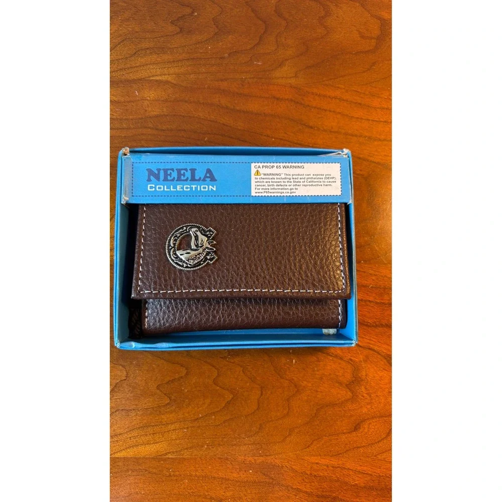 Neela Collection Mens Brown Pebbled Trifold Wallet Silver Horse Medallion NIB